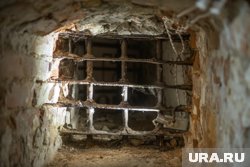 Вход в старинный подвал в Кургане закрыт решеткой