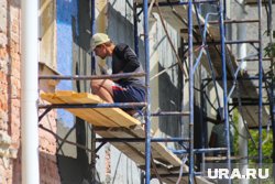 Жители Березово начали получать помощь в устранении последствий урагана