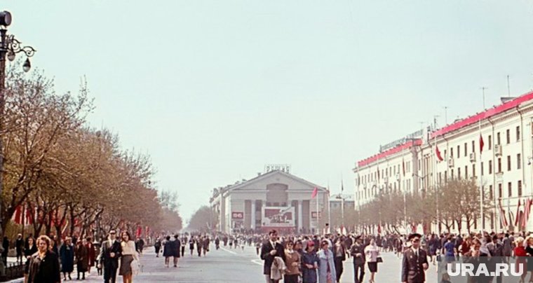 Гуляния на площади в конце 70-х годов в Кургане