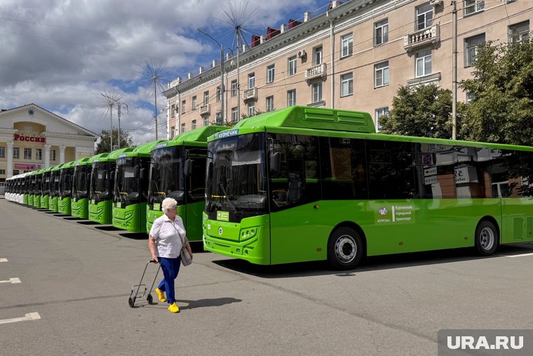 Новые автобусы вручили курганским перевозчикам на центральной площади