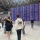 Толпы спящих и огромные очереди: что происходит в Шереметьево на фоне массовой отмены рейсов. Фоторепортаж