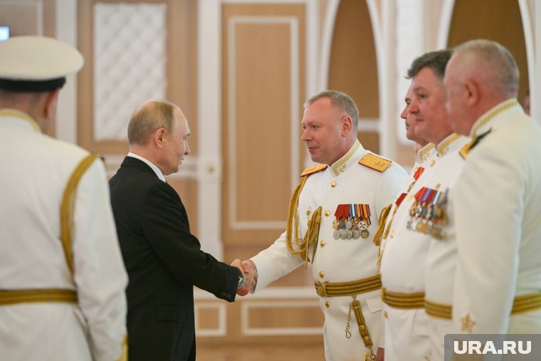 Владимир Путин поздравил морских офицеров с Днем ВМФ