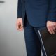 Кандидат в пермские губернаторы взялся за иголку с ниткой в избиркоме. Видео