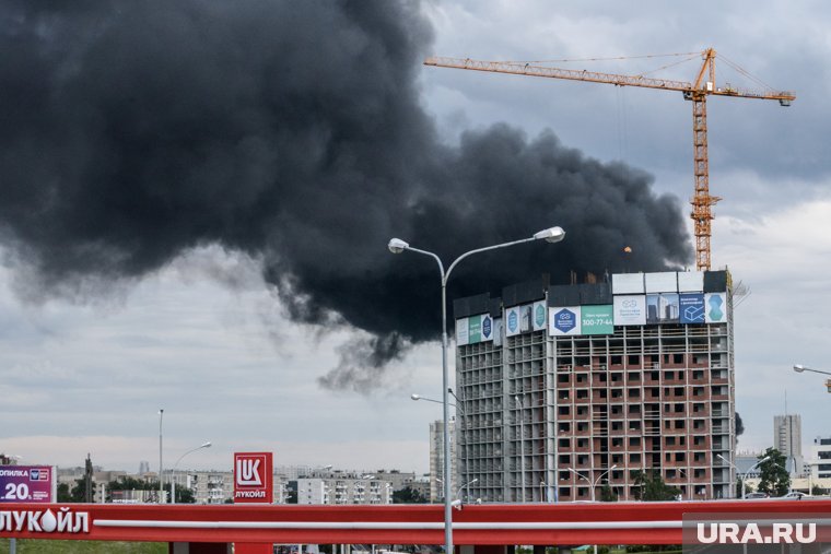 Жители Тюмени заметили густой столб дыма с разных концов города