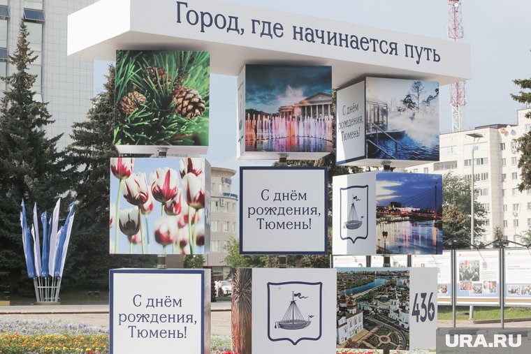 Основной акцент в украшениях — тема «Тюмень — врата Сибири»