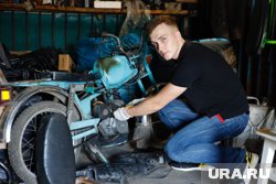 Ян из Кургана восстанавливает мопеды для фронта