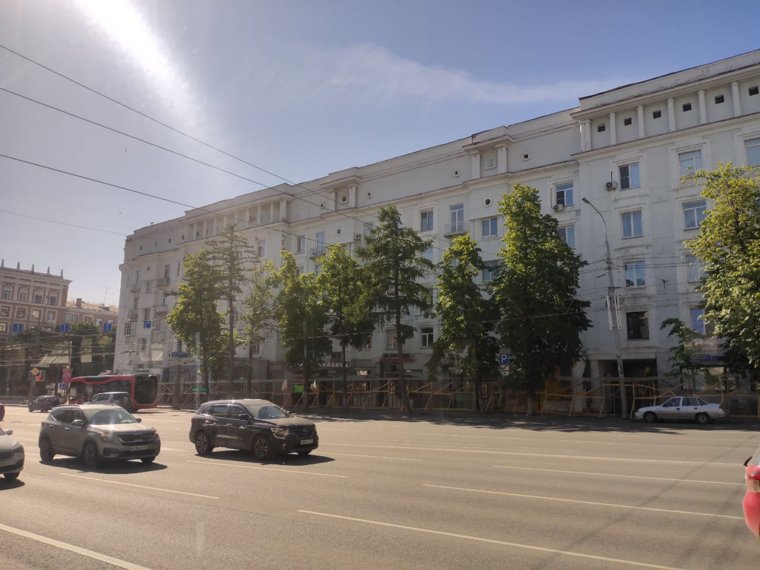 Сейчас ведется монтаж лесов и ограждений у входов в нежилые помещения на первом этаже здания