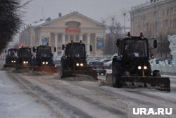 Курган расчищают от снега при помощи спецтехники (архивное фото)