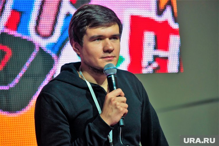 Баженов до 2016 года публиковал положительные обзоры на отдельном канале «EvgenComedian»