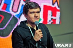 Баженов до 2016 года публиковал положительные обзоры на отдельном канале «EvgenComedian»