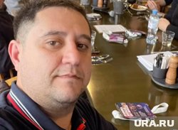 Сейчас бизнесмен находится в хостеле в Москве