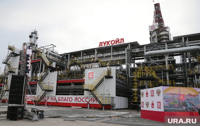 Завод производит бензин и серную кислоту