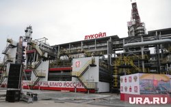 Завод производит бензин и серную кислоту