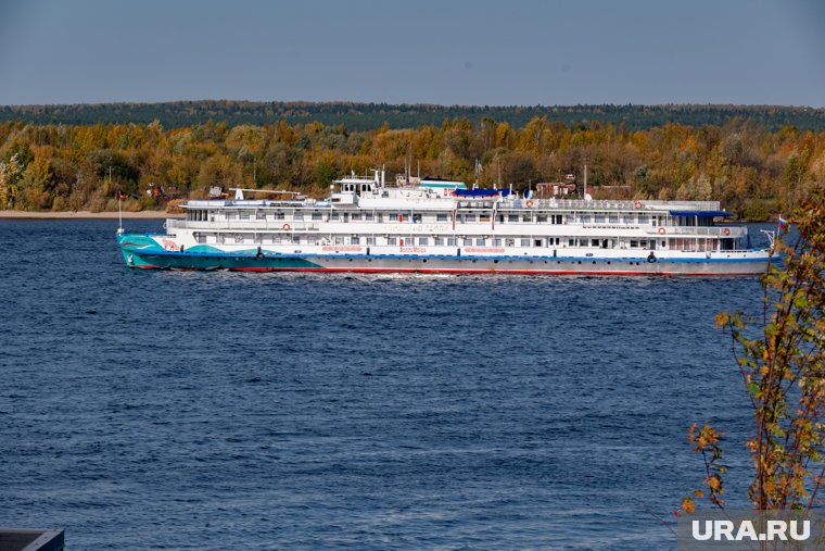 Круизный теплоход «Северная сказка» причалил в ЯНАО