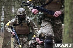 Военкоры показали, как ВСУ бросают оружие и бегут в Харьковской области. Видео