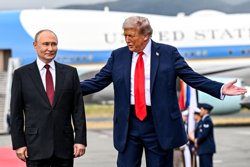 Глава Белого дома Дональд Трамп встретил президента РФ Владимира Путина на Аляске