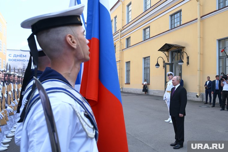 Небольшой парад во дворе Адмиралтейства все же состоялся