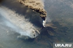 Высота самого вулкана составляет 4750 метров, заявили ГУ МЧС