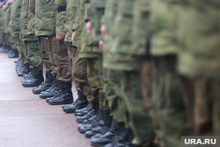 Двум новым гражданам сразу вручены повестки в военкомат