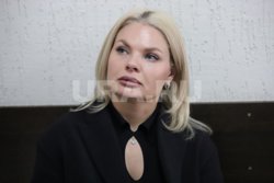 «Очень некрасиво себя вела»: жена водителя Mercedes, вырубившего девушку, высказалась