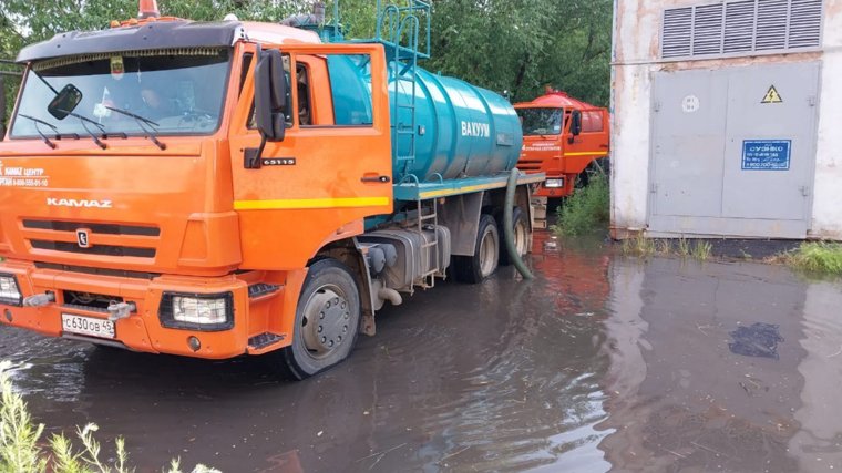Коммунальные службы Кургана устраняют последствия ливня