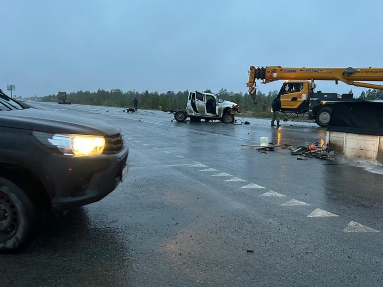 Автомобиль столкнулся с автокраном на Барсуковском месторождении