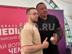 Знаменитые спортсмены устроили фотосессию и раздавали автографы гостям фестиваля