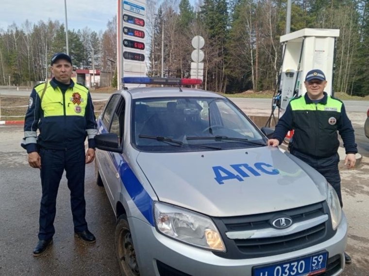 До ближайшей автозаправочной станции было около 24 километров и женщине с детьми пришлось воспользоваться попутным транспортом, чтобы приобрести канистру с бензином