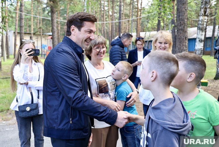 Лошкин посетил детские лагеря Челябинска и пообщался с детьми