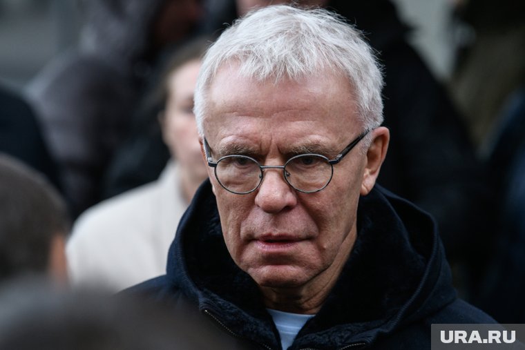 Исинбаева должна сама разобраться со своими проблемами, заявил Фетисов