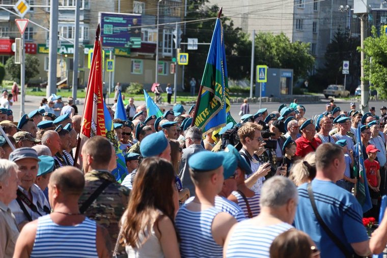 На митинг собрались десятки служивших в ВДВ курганцев