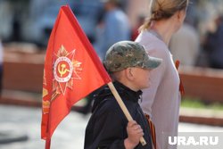 Праздничные мероприятия начались с традиционных мемориальных акций: возложения цветов к Вечному огню, митинга, парада и почетного караула в сквере Победы