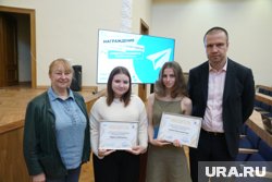 Елена Вартанова, Михаил Вьюгин и победители конкурса Мария Зуболенко и Арина Богуславская.