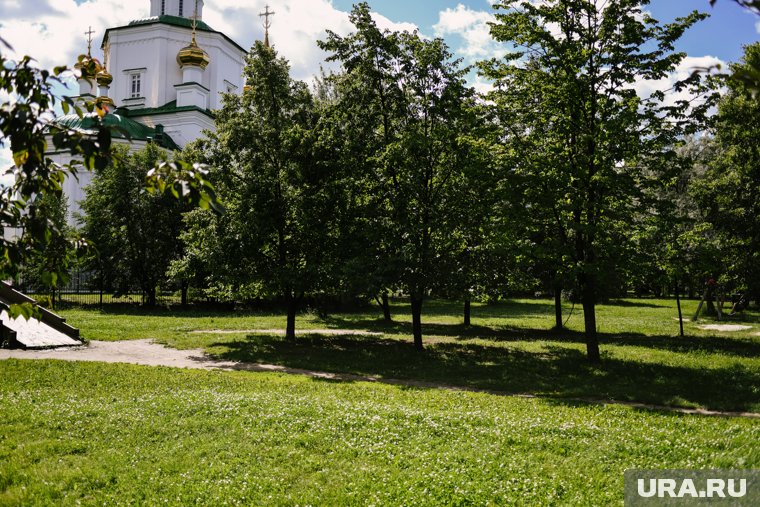 В сквере Депутатов можно отдохнуть за местным храмом на территории парка