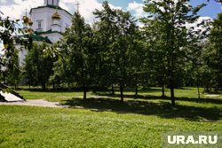 В сквере Депутатов можно отдохнуть за местным храмом на территории парка 