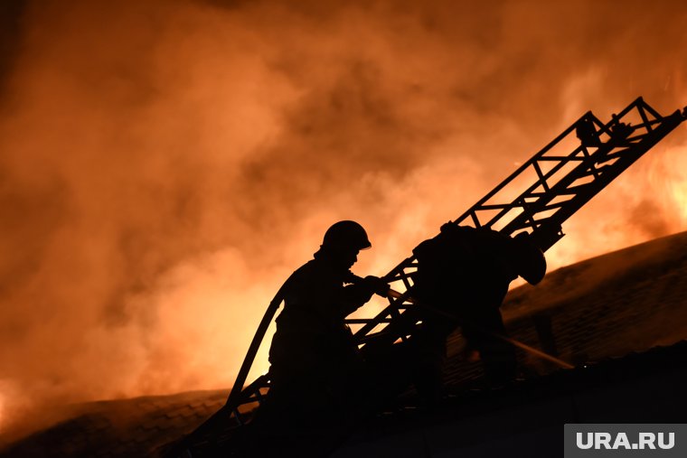 Пожарные тушат возгорание в производственном здании, сообщили в пресс-службе МЧС РФ (архивное фото)