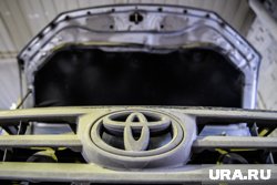 В Губкинском Toyota врезалась в опору освещения