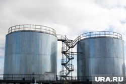 Цистерны с водой украсили изображением северных ягод