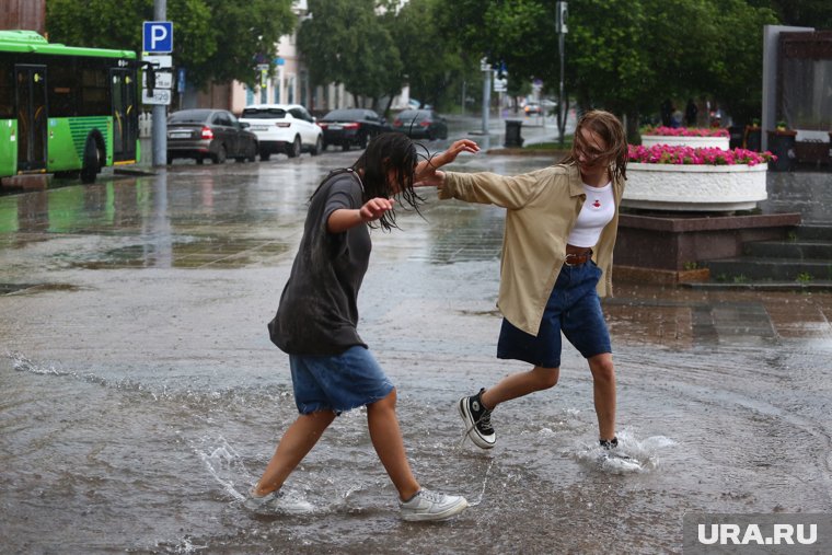 Нашлись и те, кто были рады гигантским лужам и сильнейшему дождю 