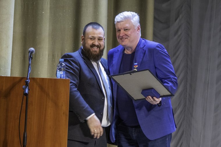 Вячеслав Лучников (справа) заходит в региональную политику надолго 