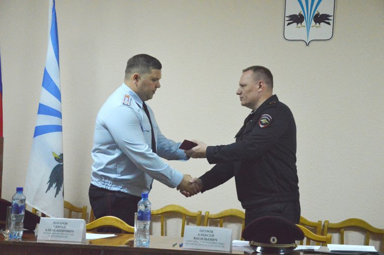 Новый начальник каргапольской полиции Сергей Захаров (слева) получил удостоверение