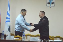 Новый начальник каргапольской полиции Сергей Захаров (слева) получил удостоверение