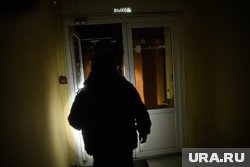 Силовики и общественники ворвались в тайную проститутошную, с ними — журналисты URA.RU. Фото