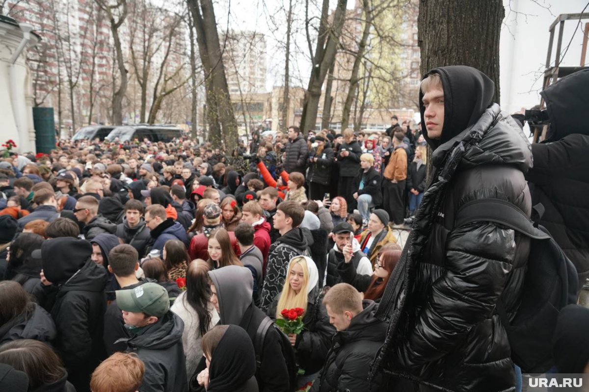 Толпа скандирует «Паша Техник» у храма, где прощаются с рэпером