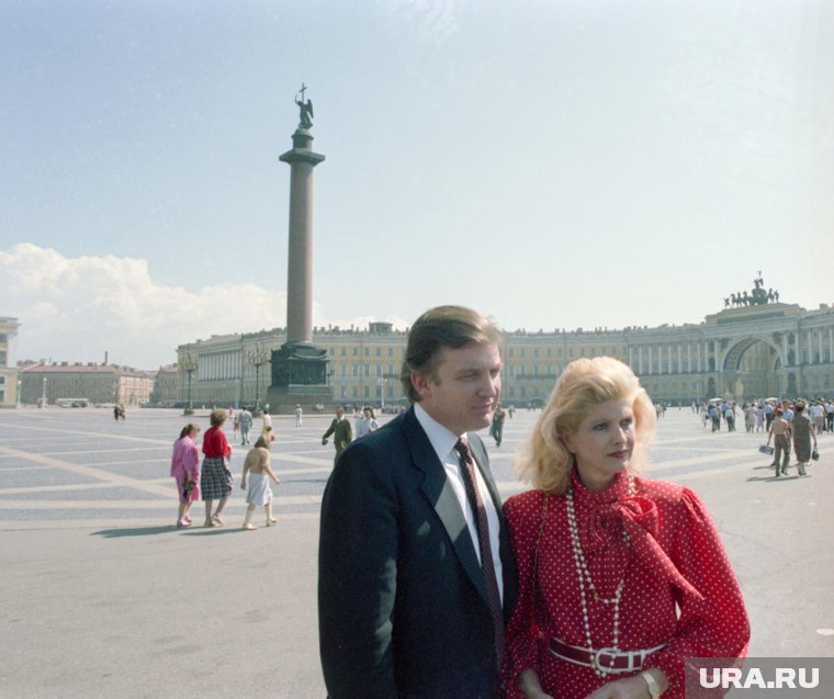 Трамп с женой на Дворцовой площади в Санкт-Петербурге