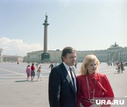 Трамп с женой на Дворцовой площади в Санкт-Петербурге