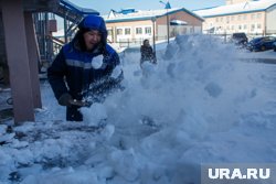 Жители Ямала борются со снегом