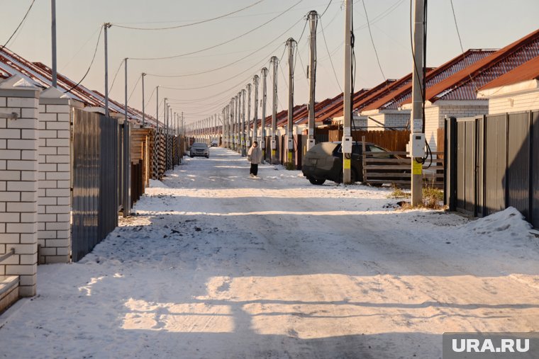 Власти ищут способ построить в поселке полноценные дороги