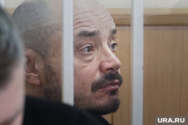 Олег Дубов слушает обвинителей