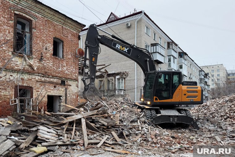 В Кургане стали чаще сносить ветхие дома ради благоустройства скверов и парков